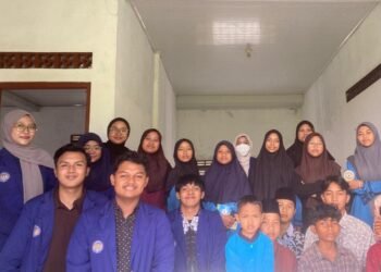 Mahasiswa PGSD UNY mengolah minyak jelantah menjadi lilin bersama anak Panti Asuhan Khodijah Sinar Melati di Sleman.