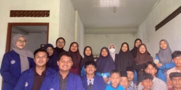 Mahasiswa PGSD UNY mengolah minyak jelantah menjadi lilin bersama anak Panti Asuhan Khodijah Sinar Melati di Sleman.
