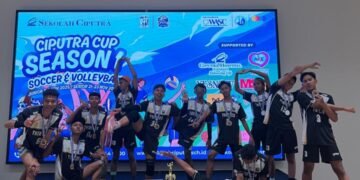 Dokumentasi foto tim SMAN 13 Surabaya saat menjadi juara pada turnamen Ciputra Cup Season 1(Sumber: Dock pribadi)