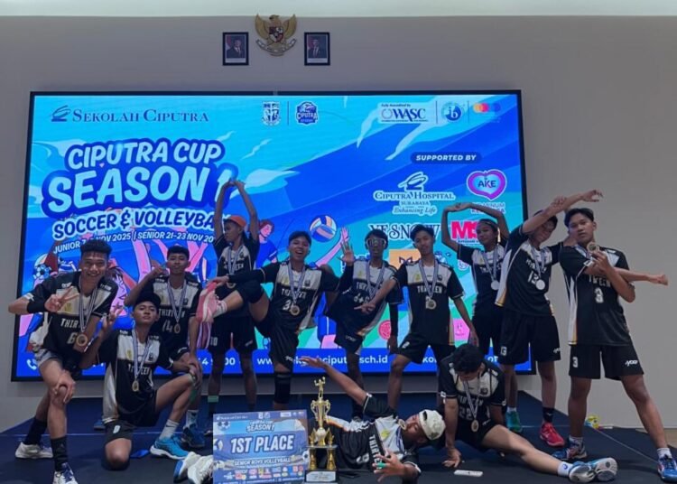 SMAN 13 Surabaya Kembali Jadi Juara: Pecah Telur Setelah 6 Tahun di Ciputra Cup Season 1 46 Dokumentasi foto tim SMAN 13 Surabaya saat menjadi juara pada turnamen Ciputra Cup Season 1(Sumber: Dock pribadi)