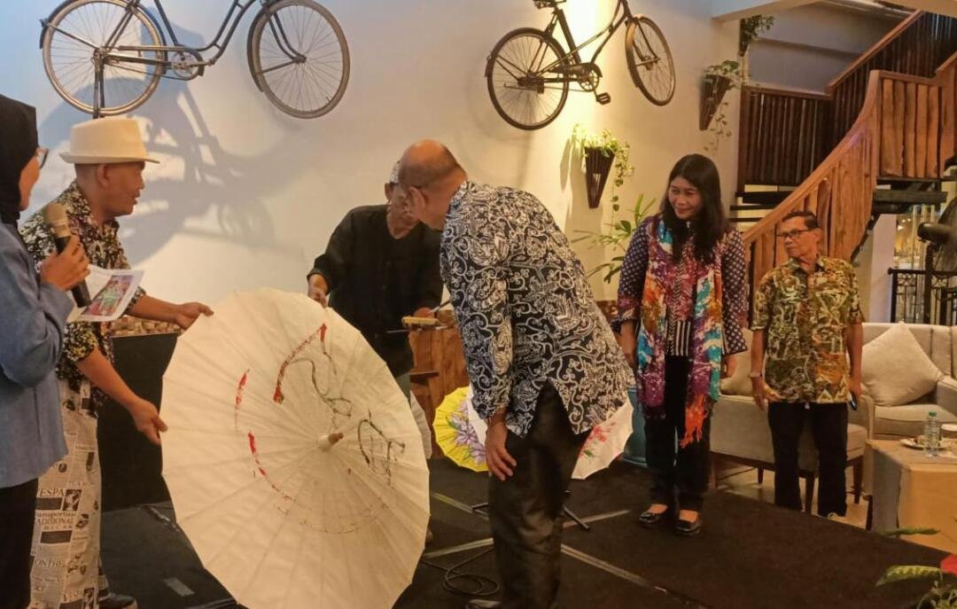 Warna Bertemu Kreativitas, Grand Rohan Jogja Sulap Hotel Jadi Galeri Seni Selama Tiga Bulan 47 Membuat coretan di payung sebagai simbolik dibukanya pameran lukisan di Grand Rohan Yogyakarta (Yusuf)