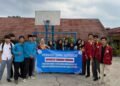Universitas Teknokrat Indonesia Gelar PKM di SMAS Nusantara, Dorong Siswa Kuasai Manajemen Diri demi Tumbuhkan Kepercayaan Diri 47 Tim mahasiswa foto bersama siswa SMAS Nusantara usai pelaksanaan kegiatan Pengabdian Kepada Masyarakat (PKM), Rabu (21/5/2026). Foto: Ist. Kupastuntas.co, Bandar Lampung – Universitas Teknokrat Indonesia (UTI) kembali membuktikan komitmennya sebagai perguruan tinggi yang tidak hanya berfokus pada keunggulan akademik, tetapi juga aktif memberikan kontribusi nyata bagi masyarakat. Pada Rabu, 21 Mei 2026, UTI resmi menggelar kegiatan Pengabdian Kepada Masyarakat (PKM) di SMAS Nusantara, Bandar Lampung, dengan mengangkat tema "Pengaruh Tingkat Pemahaman Manajemen Diri Terhadap Kepercayaan Diri Siswa SMA Lampung". Kegiatan ini lahir dari keprihatinan terhadap fenomena rendahnya kepercayaan diri di kalangan siswa SMA, yang kerap menjadi penghambat potensi mereka untuk berkembang secara optimal. Banyak siswa yang sesungguhnya memiliki kemampuan, namun belum mampu mengaktualisasikannya karena tidak memiliki pemahaman yang cukup tentang cara mengelola diri sendiri. UTI melalui program PKM ini hadir untuk menjawab tantangan tersebut. Kegiatan yang terintegrasi dalam mata kuliah pengabdian masyarakat ini bertujuan untuk membekali siswa SMAS Nusantara dengan pemahaman mendalam tentang manajemen diri, yang mencakup kemampuan mengatur waktu, mengelola emosi, menetapkan tujuan hidup yang terukur, serta membangun motivasi dari dalam diri sendiri. Selain itu, kegiatan ini juga dirancang untuk memperkenalkan siswa pada dunia perkuliahan dan membuka wawasan mereka tentang pentingnya melanjutkan pendidikan ke jenjang yang lebih tinggi. Kegiatan PKM ini dibimbing langsung oleh dosen Universitas Teknokrat Indonesia, Ade Dwi Putra, M.Kom., yang turut hadir mendampingi seluruh rangkaian kegiatan dari awal hingga akhir. Menurut beliau, tema yang diangkat dalam PKM kali ini bukan sekadar materi akademis, melainkan sebuah kebutuhan mendasar yang harus dipahami oleh setiap siswa di usia remaja. "Kepercayaan diri adalah fondasi dari segalanya. Seorang siswa yang percaya diri akan lebih berani mencoba hal baru, lebih tahan menghadapi kegagalan, dan lebih siap meraih kesuksesan. Namun kepercayaan diri itu tidak datang sendiri — ia harus dibangun melalui pemahaman dan pengelolaan diri yang baik dan konsisten," ujar Ade Dwi Putra. Dalam pelaksanaannya, lima mahasiswa UTI terlibat aktif sebagai fasilitator sekaligus narasumber utama. Mereka adalah Muhammad Abdullah Rahmat Prahastomo, Natasha Elisa, Amilia Putri Wiana, Febri Pratama, dan Maulana Al Yusuf. Kehadiran para mahasiswa ini memberikan nuansa yang berbeda dalam kegiatan PKM, karena selain menyampaikan materi secara sistematis, mereka juga berbagi pengalaman pribadi tentang bagaimana mereka mengelola diri dan membangun kepercayaan diri selama menjalani masa perkuliahan. Rangkaian kegiatan PKM berlangsung dengan penuh semangat dan dibagi dalam beberapa sesi yang saling berkesinambungan. Sesi pertama dibuka dengan pemaparan materi tentang konsep dasar manajemen diri dan kaitannya dengan kepercayaan diri. Para mahasiswa menjelaskan dengan cara yang mudah dipahami, disertai contoh-contoh nyata dari kehidupan sehari-hari yang dekat dengan dunia remaja. Memasuki sesi kedua, kegiatan beralih ke diskusi kelompok yang dipandu secara interaktif. Para siswa diajak untuk mengidentifikasi hambatan-hambatan yang selama ini membuat mereka kurang percaya diri, mulai dari rasa takut salah di depan teman, kebiasaan menunda pekerjaan, hingga sulitnya mengontrol emosi saat menghadapi tekanan. Setiap kelompok kemudian mempresentasikan hasil diskusi mereka, dan para mahasiswa UTI memberikan tanggapan serta solusi yang membangun. Sesi paling dinantikan adalah simulasi dan praktik langsung yang dipandu oleh seluruh tim mahasiswa UTI. Pada sesi ini, para siswa diajak melakukan latihan public speaking mini di hadapan teman-teman mereka, latihan afirmasi positif, hingga menyusun daftar target pribadi jangka pendek yang realistis dan terukur. Tak sedikit siswa yang awalnya tampak ragu-ragu, namun perlahan-lahan menjadi berani tampil setelah mendapat dukungan dan bimbingan dari para mahasiswa UTI. "Kami ingin adik-adik di sini melihat bahwa kami, para mahasiswa, juga pernah berada di posisi yang sama. Kami pun pernah merasa tidak percaya diri. Tapi dengan belajar mengelola diri, semuanya bisa berubah. Itulah yang ingin kami sampaikan hari ini," kata salah satu mahasiswa UTI yang menjadi fasilitator. Antusiasme para peserta terlihat tinggi sepanjang kegiatan berlangsung. Interaksi antara siswa dan mahasiswa UTI berjalan sangat dinamis dan penuh kehangatan. Banyak siswa yang antusias mengajukan pertanyaan, berbagi cerita pengalaman, bahkan meminta sesi tanya jawab diperpanjang karena merasa kegiatan ini sangat relevan dengan permasalahan yang mereka hadapi sehari-hari. "Ini kegiatan yang paling berkesan yang pernah saya ikuti di sekolah. Saya jadi paham kalau kepercayaan diri itu bisa dilatih. Kakak-kakak mahasiswanya juga enak banget cara penyampaiannya, tidak menggurui tapi justru membuat kami termotivasi," tutur salah seorang siswa SMAS Nusantara dengan antusias. Pihak SMAS Nusantara menyambut baik dan memberikan apresiasi yang tinggi atas terselenggaranya kegiatan PKM ini. Kehadiran tim UTI dinilai membawa angin segar bagi para siswa yang selama ini membutuhkan stimulus dari luar untuk terus berkembang. Pihak sekolah berharap kegiatan semacam ini dapat terus dilaksanakan secara rutin dan berkelanjutan demi kemajuan siswa. "Kami sangat bersyukur kegiatan ini berjalan dengan lancar dan mendapat respons yang luar biasa dari para siswa. Harapan kami, ilmu yang sudah dibagikan hari ini bisa benar-benar diterapkan dalam kehidupan sehari-hari mereka, sehingga dampaknya bisa dirasakan secara nyata dan berkelanjutan," tutup Ade Dwi Putra. Melalui kegiatan PKM ini, Universitas Teknokrat Indonesia mempertegas posisinya sebagai kampus yang tidak hanya unggul dalam bidang akademik dan teknologi, tetapi juga peduli terhadap pengembangan karakter dan kualitas sumber daya manusia di Lampung. Program serupa direncanakan akan terus digulirkan secara berkala ke sekolah-sekolah lain di wilayah Bandar Lampung dan sekitarnya, sebagai wujud nyata dari kampus yang berdampak dan hadir untuk masyarakat. (*) Informasi lebih lanjut: Dosen Pembimbing : Ade Dwi Putra, M.Kom. Instansi : Universitas Teknokrat Indonesia Tanggal Kegiatan : 21 Mei 2026 Lokasi : SMAS Nusantara, Bandar Lampung