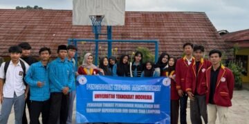 Tim mahasiswa foto bersama siswa SMAS Nusantara usai pelaksanaan kegiatan Pengabdian Kepada Masyarakat (PKM), Rabu (21/5/2026). Foto: Ist. Kupastuntas.co, Bandar Lampung – Universitas Teknokrat Indonesia (UTI) kembali membuktikan komitmennya sebagai perguruan tinggi yang tidak hanya berfokus pada keunggulan akademik, tetapi juga aktif memberikan kontribusi nyata bagi masyarakat. Pada Rabu, 21 Mei 2026, UTI resmi menggelar kegiatan Pengabdian Kepada Masyarakat (PKM) di SMAS Nusantara, Bandar Lampung, dengan mengangkat tema "Pengaruh Tingkat Pemahaman Manajemen Diri Terhadap Kepercayaan Diri Siswa SMA Lampung". Kegiatan ini lahir dari keprihatinan terhadap fenomena rendahnya kepercayaan diri di kalangan siswa SMA, yang kerap menjadi penghambat potensi mereka untuk berkembang secara optimal. Banyak siswa yang sesungguhnya memiliki kemampuan, namun belum mampu mengaktualisasikannya karena tidak memiliki pemahaman yang cukup tentang cara mengelola diri sendiri. UTI melalui program PKM ini hadir untuk menjawab tantangan tersebut. Kegiatan yang terintegrasi dalam mata kuliah pengabdian masyarakat ini bertujuan untuk membekali siswa SMAS Nusantara dengan pemahaman mendalam tentang manajemen diri, yang mencakup kemampuan mengatur waktu, mengelola emosi, menetapkan tujuan hidup yang terukur, serta membangun motivasi dari dalam diri sendiri. Selain itu, kegiatan ini juga dirancang untuk memperkenalkan siswa pada dunia perkuliahan dan membuka wawasan mereka tentang pentingnya melanjutkan pendidikan ke jenjang yang lebih tinggi. Kegiatan PKM ini dibimbing langsung oleh dosen Universitas Teknokrat Indonesia, Ade Dwi Putra, M.Kom., yang turut hadir mendampingi seluruh rangkaian kegiatan dari awal hingga akhir. Menurut beliau, tema yang diangkat dalam PKM kali ini bukan sekadar materi akademis, melainkan sebuah kebutuhan mendasar yang harus dipahami oleh setiap siswa di usia remaja. "Kepercayaan diri adalah fondasi dari segalanya. Seorang siswa yang percaya diri akan lebih berani mencoba hal baru, lebih tahan menghadapi kegagalan, dan lebih siap meraih kesuksesan. Namun kepercayaan diri itu tidak datang sendiri — ia harus dibangun melalui pemahaman dan pengelolaan diri yang baik dan konsisten," ujar Ade Dwi Putra. Dalam pelaksanaannya, lima mahasiswa UTI terlibat aktif sebagai fasilitator sekaligus narasumber utama. Mereka adalah Muhammad Abdullah Rahmat Prahastomo, Natasha Elisa, Amilia Putri Wiana, Febri Pratama, dan Maulana Al Yusuf. Kehadiran para mahasiswa ini memberikan nuansa yang berbeda dalam kegiatan PKM, karena selain menyampaikan materi secara sistematis, mereka juga berbagi pengalaman pribadi tentang bagaimana mereka mengelola diri dan membangun kepercayaan diri selama menjalani masa perkuliahan. Rangkaian kegiatan PKM berlangsung dengan penuh semangat dan dibagi dalam beberapa sesi yang saling berkesinambungan. Sesi pertama dibuka dengan pemaparan materi tentang konsep dasar manajemen diri dan kaitannya dengan kepercayaan diri. Para mahasiswa menjelaskan dengan cara yang mudah dipahami, disertai contoh-contoh nyata dari kehidupan sehari-hari yang dekat dengan dunia remaja. Memasuki sesi kedua, kegiatan beralih ke diskusi kelompok yang dipandu secara interaktif. Para siswa diajak untuk mengidentifikasi hambatan-hambatan yang selama ini membuat mereka kurang percaya diri, mulai dari rasa takut salah di depan teman, kebiasaan menunda pekerjaan, hingga sulitnya mengontrol emosi saat menghadapi tekanan. Setiap kelompok kemudian mempresentasikan hasil diskusi mereka, dan para mahasiswa UTI memberikan tanggapan serta solusi yang membangun. Sesi paling dinantikan adalah simulasi dan praktik langsung yang dipandu oleh seluruh tim mahasiswa UTI. Pada sesi ini, para siswa diajak melakukan latihan public speaking mini di hadapan teman-teman mereka, latihan afirmasi positif, hingga menyusun daftar target pribadi jangka pendek yang realistis dan terukur. Tak sedikit siswa yang awalnya tampak ragu-ragu, namun perlahan-lahan menjadi berani tampil setelah mendapat dukungan dan bimbingan dari para mahasiswa UTI. "Kami ingin adik-adik di sini melihat bahwa kami, para mahasiswa, juga pernah berada di posisi yang sama. Kami pun pernah merasa tidak percaya diri. Tapi dengan belajar mengelola diri, semuanya bisa berubah. Itulah yang ingin kami sampaikan hari ini," kata salah satu mahasiswa UTI yang menjadi fasilitator. Antusiasme para peserta terlihat tinggi sepanjang kegiatan berlangsung. Interaksi antara siswa dan mahasiswa UTI berjalan sangat dinamis dan penuh kehangatan. Banyak siswa yang antusias mengajukan pertanyaan, berbagi cerita pengalaman, bahkan meminta sesi tanya jawab diperpanjang karena merasa kegiatan ini sangat relevan dengan permasalahan yang mereka hadapi sehari-hari. "Ini kegiatan yang paling berkesan yang pernah saya ikuti di sekolah. Saya jadi paham kalau kepercayaan diri itu bisa dilatih. Kakak-kakak mahasiswanya juga enak banget cara penyampaiannya, tidak menggurui tapi justru membuat kami termotivasi," tutur salah seorang siswa SMAS Nusantara dengan antusias. Pihak SMAS Nusantara menyambut baik dan memberikan apresiasi yang tinggi atas terselenggaranya kegiatan PKM ini. Kehadiran tim UTI dinilai membawa angin segar bagi para siswa yang selama ini membutuhkan stimulus dari luar untuk terus berkembang. Pihak sekolah berharap kegiatan semacam ini dapat terus dilaksanakan secara rutin dan berkelanjutan demi kemajuan siswa. "Kami sangat bersyukur kegiatan ini berjalan dengan lancar dan mendapat respons yang luar biasa dari para siswa. Harapan kami, ilmu yang sudah dibagikan hari ini bisa benar-benar diterapkan dalam kehidupan sehari-hari mereka, sehingga dampaknya bisa dirasakan secara nyata dan berkelanjutan," tutup Ade Dwi Putra. Melalui kegiatan PKM ini, Universitas Teknokrat Indonesia mempertegas posisinya sebagai kampus yang tidak hanya unggul dalam bidang akademik dan teknologi, tetapi juga peduli terhadap pengembangan karakter dan kualitas sumber daya manusia di Lampung. Program serupa direncanakan akan terus digulirkan secara berkala ke sekolah-sekolah lain di wilayah Bandar Lampung dan sekitarnya, sebagai wujud nyata dari kampus yang berdampak dan hadir untuk masyarakat. (*) Informasi lebih lanjut: Dosen Pembimbing : Ade Dwi Putra, M.Kom. Instansi : Universitas Teknokrat Indonesia Tanggal Kegiatan : 21 Mei 2026 Lokasi : SMAS Nusantara, Bandar Lampung