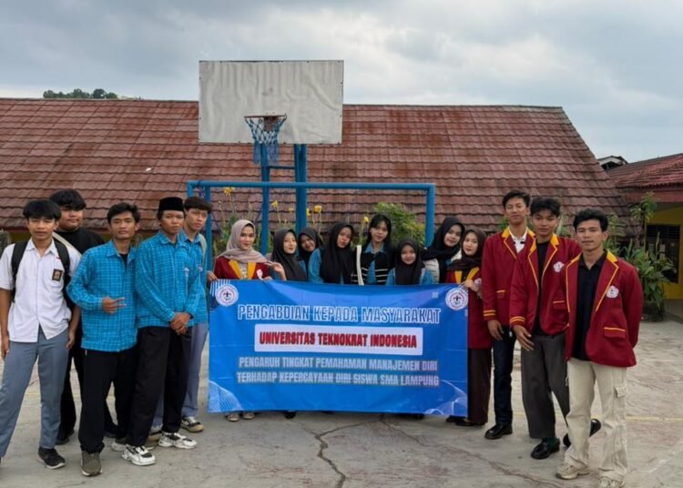 Tim mahasiswa foto bersama siswa SMAS Nusantara usai pelaksanaan kegiatan Pengabdian Kepada Masyarakat (PKM), Rabu (21/5/2026). Foto: Ist. Kupastuntas.co, Bandar Lampung – Universitas Teknokrat Indonesia (UTI) kembali membuktikan komitmennya sebagai perguruan tinggi yang tidak hanya berfokus pada keunggulan akademik, tetapi juga aktif memberikan kontribusi nyata bagi masyarakat. Pada Rabu, 21 Mei 2026, UTI resmi menggelar kegiatan Pengabdian Kepada Masyarakat (PKM) di SMAS Nusantara, Bandar Lampung, dengan mengangkat tema "Pengaruh Tingkat Pemahaman Manajemen Diri Terhadap Kepercayaan Diri Siswa SMA Lampung". Kegiatan ini lahir dari keprihatinan terhadap fenomena rendahnya kepercayaan diri di kalangan siswa SMA, yang kerap menjadi penghambat potensi mereka untuk berkembang secara optimal. Banyak siswa yang sesungguhnya memiliki kemampuan, namun belum mampu mengaktualisasikannya karena tidak memiliki pemahaman yang cukup tentang cara mengelola diri sendiri. UTI melalui program PKM ini hadir untuk menjawab tantangan tersebut. Kegiatan yang terintegrasi dalam mata kuliah pengabdian masyarakat ini bertujuan untuk membekali siswa SMAS Nusantara dengan pemahaman mendalam tentang manajemen diri, yang mencakup kemampuan mengatur waktu, mengelola emosi, menetapkan tujuan hidup yang terukur, serta membangun motivasi dari dalam diri sendiri. Selain itu, kegiatan ini juga dirancang untuk memperkenalkan siswa pada dunia perkuliahan dan membuka wawasan mereka tentang pentingnya melanjutkan pendidikan ke jenjang yang lebih tinggi. Kegiatan PKM ini dibimbing langsung oleh dosen Universitas Teknokrat Indonesia, Ade Dwi Putra, M.Kom., yang turut hadir mendampingi seluruh rangkaian kegiatan dari awal hingga akhir. Menurut beliau, tema yang diangkat dalam PKM kali ini bukan sekadar materi akademis, melainkan sebuah kebutuhan mendasar yang harus dipahami oleh setiap siswa di usia remaja. "Kepercayaan diri adalah fondasi dari segalanya. Seorang siswa yang percaya diri akan lebih berani mencoba hal baru, lebih tahan menghadapi kegagalan, dan lebih siap meraih kesuksesan. Namun kepercayaan diri itu tidak datang sendiri — ia harus dibangun melalui pemahaman dan pengelolaan diri yang baik dan konsisten," ujar Ade Dwi Putra. Dalam pelaksanaannya, lima mahasiswa UTI terlibat aktif sebagai fasilitator sekaligus narasumber utama. Mereka adalah Muhammad Abdullah Rahmat Prahastomo, Natasha Elisa, Amilia Putri Wiana, Febri Pratama, dan Maulana Al Yusuf. Kehadiran para mahasiswa ini memberikan nuansa yang berbeda dalam kegiatan PKM, karena selain menyampaikan materi secara sistematis, mereka juga berbagi pengalaman pribadi tentang bagaimana mereka mengelola diri dan membangun kepercayaan diri selama menjalani masa perkuliahan. Rangkaian kegiatan PKM berlangsung dengan penuh semangat dan dibagi dalam beberapa sesi yang saling berkesinambungan. Sesi pertama dibuka dengan pemaparan materi tentang konsep dasar manajemen diri dan kaitannya dengan kepercayaan diri. Para mahasiswa menjelaskan dengan cara yang mudah dipahami, disertai contoh-contoh nyata dari kehidupan sehari-hari yang dekat dengan dunia remaja. Memasuki sesi kedua, kegiatan beralih ke diskusi kelompok yang dipandu secara interaktif. Para siswa diajak untuk mengidentifikasi hambatan-hambatan yang selama ini membuat mereka kurang percaya diri, mulai dari rasa takut salah di depan teman, kebiasaan menunda pekerjaan, hingga sulitnya mengontrol emosi saat menghadapi tekanan. Setiap kelompok kemudian mempresentasikan hasil diskusi mereka, dan para mahasiswa UTI memberikan tanggapan serta solusi yang membangun. Sesi paling dinantikan adalah simulasi dan praktik langsung yang dipandu oleh seluruh tim mahasiswa UTI. Pada sesi ini, para siswa diajak melakukan latihan public speaking mini di hadapan teman-teman mereka, latihan afirmasi positif, hingga menyusun daftar target pribadi jangka pendek yang realistis dan terukur. Tak sedikit siswa yang awalnya tampak ragu-ragu, namun perlahan-lahan menjadi berani tampil setelah mendapat dukungan dan bimbingan dari para mahasiswa UTI. "Kami ingin adik-adik di sini melihat bahwa kami, para mahasiswa, juga pernah berada di posisi yang sama. Kami pun pernah merasa tidak percaya diri. Tapi dengan belajar mengelola diri, semuanya bisa berubah. Itulah yang ingin kami sampaikan hari ini," kata salah satu mahasiswa UTI yang menjadi fasilitator. Antusiasme para peserta terlihat tinggi sepanjang kegiatan berlangsung. Interaksi antara siswa dan mahasiswa UTI berjalan sangat dinamis dan penuh kehangatan. Banyak siswa yang antusias mengajukan pertanyaan, berbagi cerita pengalaman, bahkan meminta sesi tanya jawab diperpanjang karena merasa kegiatan ini sangat relevan dengan permasalahan yang mereka hadapi sehari-hari. "Ini kegiatan yang paling berkesan yang pernah saya ikuti di sekolah. Saya jadi paham kalau kepercayaan diri itu bisa dilatih. Kakak-kakak mahasiswanya juga enak banget cara penyampaiannya, tidak menggurui tapi justru membuat kami termotivasi," tutur salah seorang siswa SMAS Nusantara dengan antusias. Pihak SMAS Nusantara menyambut baik dan memberikan apresiasi yang tinggi atas terselenggaranya kegiatan PKM ini. Kehadiran tim UTI dinilai membawa angin segar bagi para siswa yang selama ini membutuhkan stimulus dari luar untuk terus berkembang. Pihak sekolah berharap kegiatan semacam ini dapat terus dilaksanakan secara rutin dan berkelanjutan demi kemajuan siswa. "Kami sangat bersyukur kegiatan ini berjalan dengan lancar dan mendapat respons yang luar biasa dari para siswa. Harapan kami, ilmu yang sudah dibagikan hari ini bisa benar-benar diterapkan dalam kehidupan sehari-hari mereka, sehingga dampaknya bisa dirasakan secara nyata dan berkelanjutan," tutup Ade Dwi Putra. Melalui kegiatan PKM ini, Universitas Teknokrat Indonesia mempertegas posisinya sebagai kampus yang tidak hanya unggul dalam bidang akademik dan teknologi, tetapi juga peduli terhadap pengembangan karakter dan kualitas sumber daya manusia di Lampung. Program serupa direncanakan akan terus digulirkan secara berkala ke sekolah-sekolah lain di wilayah Bandar Lampung dan sekitarnya, sebagai wujud nyata dari kampus yang berdampak dan hadir untuk masyarakat. (*) Informasi lebih lanjut: Dosen Pembimbing : Ade Dwi Putra, M.Kom. Instansi : Universitas Teknokrat Indonesia Tanggal Kegiatan : 21 Mei 2026 Lokasi : SMAS Nusantara, Bandar Lampung