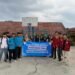 Tim mahasiswa foto bersama siswa SMAS Nusantara usai pelaksanaan kegiatan Pengabdian Kepada Masyarakat (PKM), Rabu (21/5/2026). Foto: Ist. Kupastuntas.co, Bandar Lampung – Universitas Teknokrat Indonesia (UTI) kembali membuktikan komitmennya sebagai perguruan tinggi yang tidak hanya berfokus pada keunggulan akademik, tetapi juga aktif memberikan kontribusi nyata bagi masyarakat. Pada Rabu, 21 Mei 2026, UTI resmi menggelar kegiatan Pengabdian Kepada Masyarakat (PKM) di SMAS Nusantara, Bandar Lampung, dengan mengangkat tema "Pengaruh Tingkat Pemahaman Manajemen Diri Terhadap Kepercayaan Diri Siswa SMA Lampung". Kegiatan ini lahir dari keprihatinan terhadap fenomena rendahnya kepercayaan diri di kalangan siswa SMA, yang kerap menjadi penghambat potensi mereka untuk berkembang secara optimal. Banyak siswa yang sesungguhnya memiliki kemampuan, namun belum mampu mengaktualisasikannya karena tidak memiliki pemahaman yang cukup tentang cara mengelola diri sendiri. UTI melalui program PKM ini hadir untuk menjawab tantangan tersebut. Kegiatan yang terintegrasi dalam mata kuliah pengabdian masyarakat ini bertujuan untuk membekali siswa SMAS Nusantara dengan pemahaman mendalam tentang manajemen diri, yang mencakup kemampuan mengatur waktu, mengelola emosi, menetapkan tujuan hidup yang terukur, serta membangun motivasi dari dalam diri sendiri. Selain itu, kegiatan ini juga dirancang untuk memperkenalkan siswa pada dunia perkuliahan dan membuka wawasan mereka tentang pentingnya melanjutkan pendidikan ke jenjang yang lebih tinggi. Kegiatan PKM ini dibimbing langsung oleh dosen Universitas Teknokrat Indonesia, Ade Dwi Putra, M.Kom., yang turut hadir mendampingi seluruh rangkaian kegiatan dari awal hingga akhir. Menurut beliau, tema yang diangkat dalam PKM kali ini bukan sekadar materi akademis, melainkan sebuah kebutuhan mendasar yang harus dipahami oleh setiap siswa di usia remaja. "Kepercayaan diri adalah fondasi dari segalanya. Seorang siswa yang percaya diri akan lebih berani mencoba hal baru, lebih tahan menghadapi kegagalan, dan lebih siap meraih kesuksesan. Namun kepercayaan diri itu tidak datang sendiri — ia harus dibangun melalui pemahaman dan pengelolaan diri yang baik dan konsisten," ujar Ade Dwi Putra. Dalam pelaksanaannya, lima mahasiswa UTI terlibat aktif sebagai fasilitator sekaligus narasumber utama. Mereka adalah Muhammad Abdullah Rahmat Prahastomo, Natasha Elisa, Amilia Putri Wiana, Febri Pratama, dan Maulana Al Yusuf. Kehadiran para mahasiswa ini memberikan nuansa yang berbeda dalam kegiatan PKM, karena selain menyampaikan materi secara sistematis, mereka juga berbagi pengalaman pribadi tentang bagaimana mereka mengelola diri dan membangun kepercayaan diri selama menjalani masa perkuliahan. Rangkaian kegiatan PKM berlangsung dengan penuh semangat dan dibagi dalam beberapa sesi yang saling berkesinambungan. Sesi pertama dibuka dengan pemaparan materi tentang konsep dasar manajemen diri dan kaitannya dengan kepercayaan diri. Para mahasiswa menjelaskan dengan cara yang mudah dipahami, disertai contoh-contoh nyata dari kehidupan sehari-hari yang dekat dengan dunia remaja. Memasuki sesi kedua, kegiatan beralih ke diskusi kelompok yang dipandu secara interaktif. Para siswa diajak untuk mengidentifikasi hambatan-hambatan yang selama ini membuat mereka kurang percaya diri, mulai dari rasa takut salah di depan teman, kebiasaan menunda pekerjaan, hingga sulitnya mengontrol emosi saat menghadapi tekanan. Setiap kelompok kemudian mempresentasikan hasil diskusi mereka, dan para mahasiswa UTI memberikan tanggapan serta solusi yang membangun. Sesi paling dinantikan adalah simulasi dan praktik langsung yang dipandu oleh seluruh tim mahasiswa UTI. Pada sesi ini, para siswa diajak melakukan latihan public speaking mini di hadapan teman-teman mereka, latihan afirmasi positif, hingga menyusun daftar target pribadi jangka pendek yang realistis dan terukur. Tak sedikit siswa yang awalnya tampak ragu-ragu, namun perlahan-lahan menjadi berani tampil setelah mendapat dukungan dan bimbingan dari para mahasiswa UTI. "Kami ingin adik-adik di sini melihat bahwa kami, para mahasiswa, juga pernah berada di posisi yang sama. Kami pun pernah merasa tidak percaya diri. Tapi dengan belajar mengelola diri, semuanya bisa berubah. Itulah yang ingin kami sampaikan hari ini," kata salah satu mahasiswa UTI yang menjadi fasilitator. Antusiasme para peserta terlihat tinggi sepanjang kegiatan berlangsung. Interaksi antara siswa dan mahasiswa UTI berjalan sangat dinamis dan penuh kehangatan. Banyak siswa yang antusias mengajukan pertanyaan, berbagi cerita pengalaman, bahkan meminta sesi tanya jawab diperpanjang karena merasa kegiatan ini sangat relevan dengan permasalahan yang mereka hadapi sehari-hari. "Ini kegiatan yang paling berkesan yang pernah saya ikuti di sekolah. Saya jadi paham kalau kepercayaan diri itu bisa dilatih. Kakak-kakak mahasiswanya juga enak banget cara penyampaiannya, tidak menggurui tapi justru membuat kami termotivasi," tutur salah seorang siswa SMAS Nusantara dengan antusias. Pihak SMAS Nusantara menyambut baik dan memberikan apresiasi yang tinggi atas terselenggaranya kegiatan PKM ini. Kehadiran tim UTI dinilai membawa angin segar bagi para siswa yang selama ini membutuhkan stimulus dari luar untuk terus berkembang. Pihak sekolah berharap kegiatan semacam ini dapat terus dilaksanakan secara rutin dan berkelanjutan demi kemajuan siswa. "Kami sangat bersyukur kegiatan ini berjalan dengan lancar dan mendapat respons yang luar biasa dari para siswa. Harapan kami, ilmu yang sudah dibagikan hari ini bisa benar-benar diterapkan dalam kehidupan sehari-hari mereka, sehingga dampaknya bisa dirasakan secara nyata dan berkelanjutan," tutup Ade Dwi Putra. Melalui kegiatan PKM ini, Universitas Teknokrat Indonesia mempertegas posisinya sebagai kampus yang tidak hanya unggul dalam bidang akademik dan teknologi, tetapi juga peduli terhadap pengembangan karakter dan kualitas sumber daya manusia di Lampung. Program serupa direncanakan akan terus digulirkan secara berkala ke sekolah-sekolah lain di wilayah Bandar Lampung dan sekitarnya, sebagai wujud nyata dari kampus yang berdampak dan hadir untuk masyarakat. (*) Informasi lebih lanjut: Dosen Pembimbing : Ade Dwi Putra, M.Kom. Instansi : Universitas Teknokrat Indonesia Tanggal Kegiatan : 21 Mei 2026 Lokasi : SMAS Nusantara, Bandar Lampung