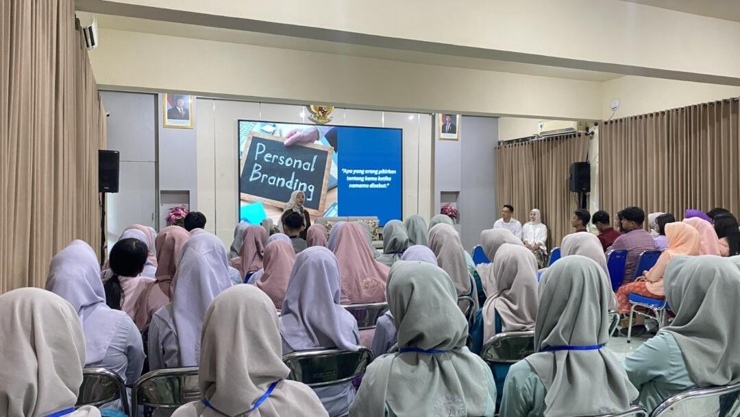 Penyampaian materi oleh Fina Kharisma Alumni Clash Of Champions Ruang Guru (Dokumentasi Pribadi)
