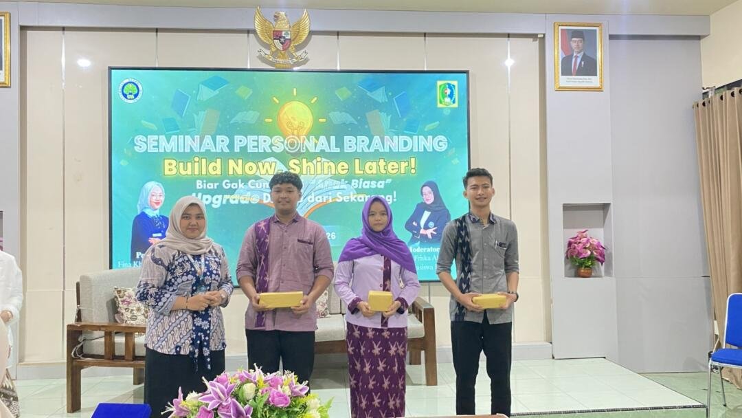 Penyerahan Hadiah bagi peserta yang bertanya (Sumber: Dokumentasi Pribadi)