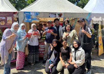 Tim pendamping Iwakula bersama Wakil Wali Kota Depok pada kegiatan bazar UMKM Vokhumfest 2026. (Sumber: Dokumentasi Tim Pendamping Iwakula)