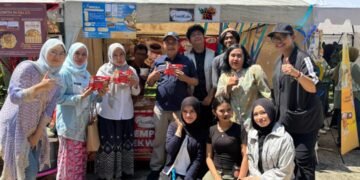 Tim pendamping Iwakula bersama Wakil Wali Kota Depok pada kegiatan bazar UMKM Vokhumfest 2026. (Sumber: Dokumentasi Tim Pendamping Iwakula)