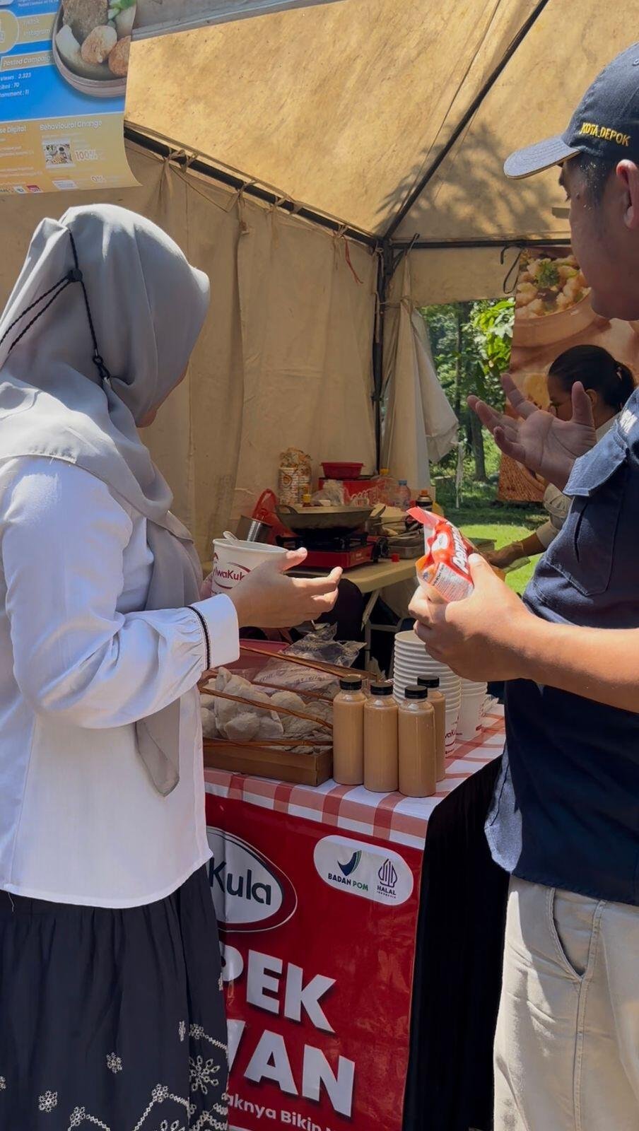 Wakil Wali Kota Depok mengunjungi booth Iwakula dan mencoba produk dalam bazar UMKM Vokhumfest 2026(Sumber: Dokumentasi Tim Pendamping Iwakula)