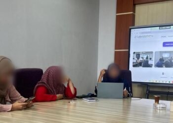 Gambar 1. Kegiatan Diskusi Asisten Praktikum dengan Dosen dan Laboran