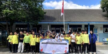 Mahasiswa UNY bersama siswa SD Negeri Caturtunggal 6 berfoto bersama dengan banner deklarasi anti-bullying sebagai bentuk komitmen menciptakan lingkungan sekolah yang aman, nyaman, dan saling menghargai. (Sumber : Dokumentasi Pribadi)