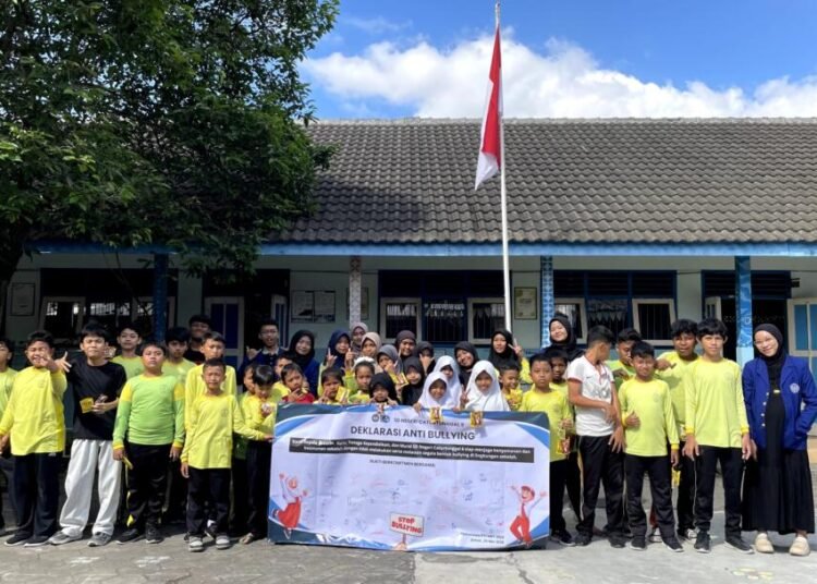 Mahasiswa UNY bersama siswa SD Negeri Caturtunggal 6 berfoto bersama dengan banner deklarasi anti-bullying sebagai bentuk komitmen menciptakan lingkungan sekolah yang aman, nyaman, dan saling menghargai. (Sumber : Dokumentasi Pribadi)