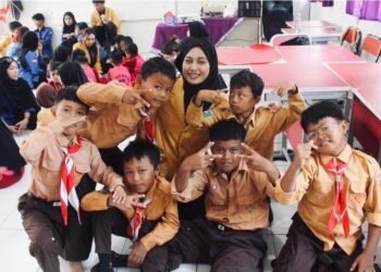 Kegiatan volunteer fajar X bersemi BEMFEB Universitas Mulawarwan (Sumber: Dokumentasi Panitia)