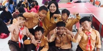Volunteer Membangun Budaya Peduli di Tengah Kehidupan Modern 56 Kegiatan volunteer fajar X bersemi BEMFEB Universitas Mulawarwan (Sumber: Dokumentasi Panitia)