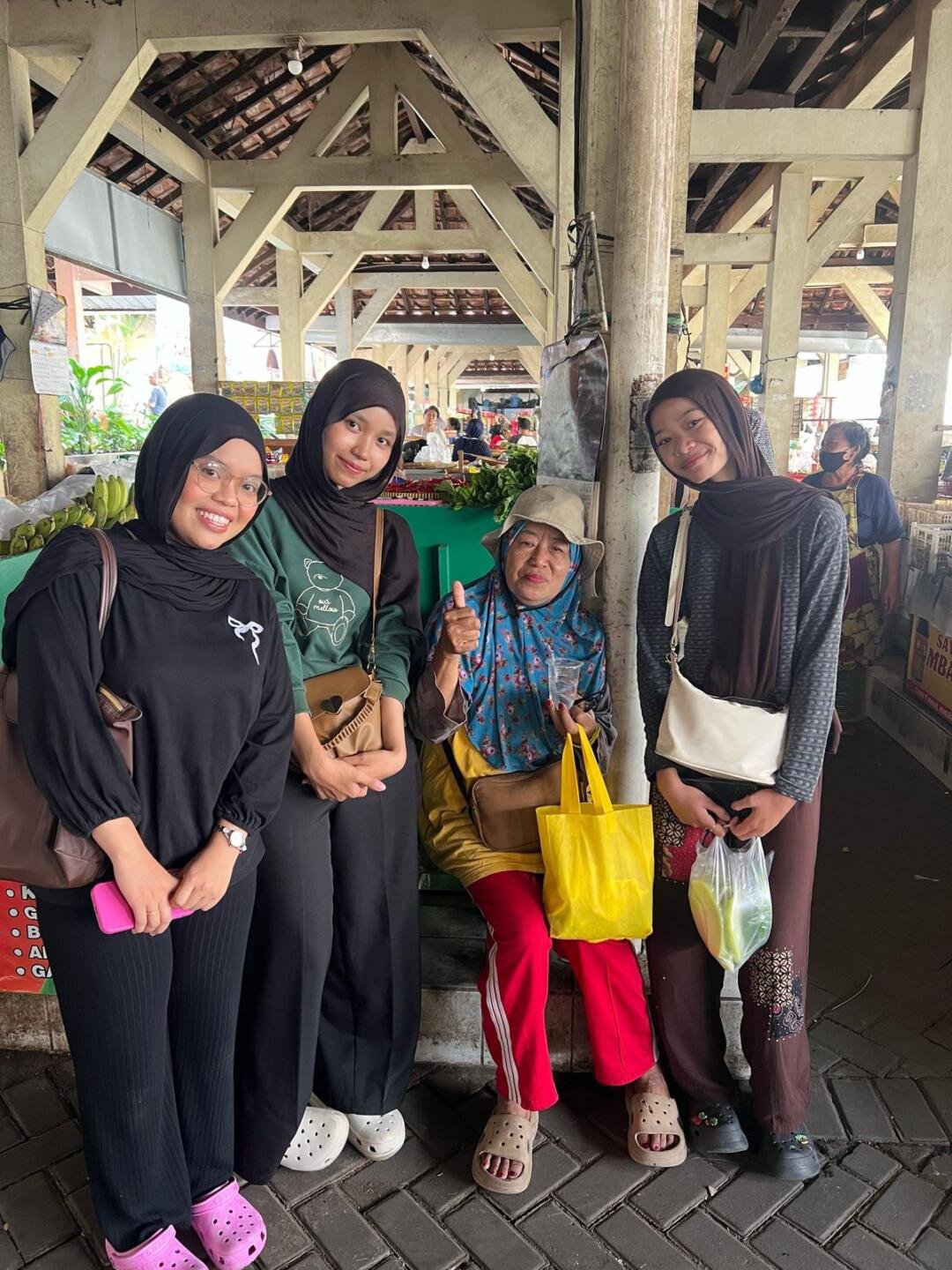Wawancara dengan pengunjung pasar ibu Romi (dokumentasi pribadi)