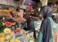 Mewujudkan SDGs 1: Peran Strategis UMKM Pasar Ngasem dalam Mengentaskan Kemiskinan Berdasarkan Observasi Mahasiswa Ilmu Komunikasi UNY 49 Wawancara dengan pedagang Buah Mbah Parinem ( Dokumentasi Pribadi)