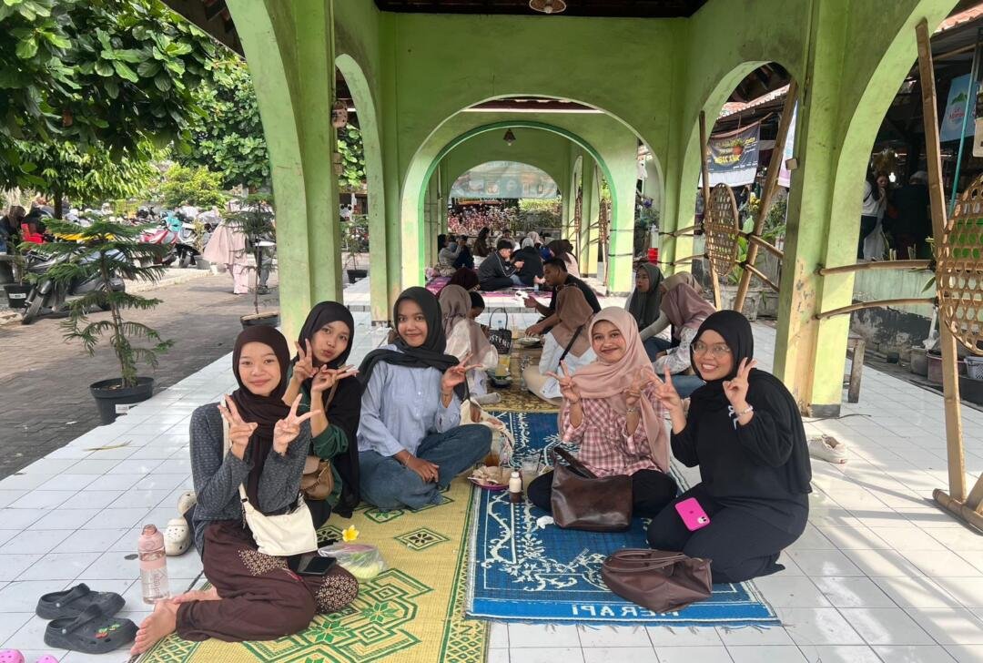 Wawancara dengan Pengunjung pasar kuliner (Dokumentasi Pribadi)