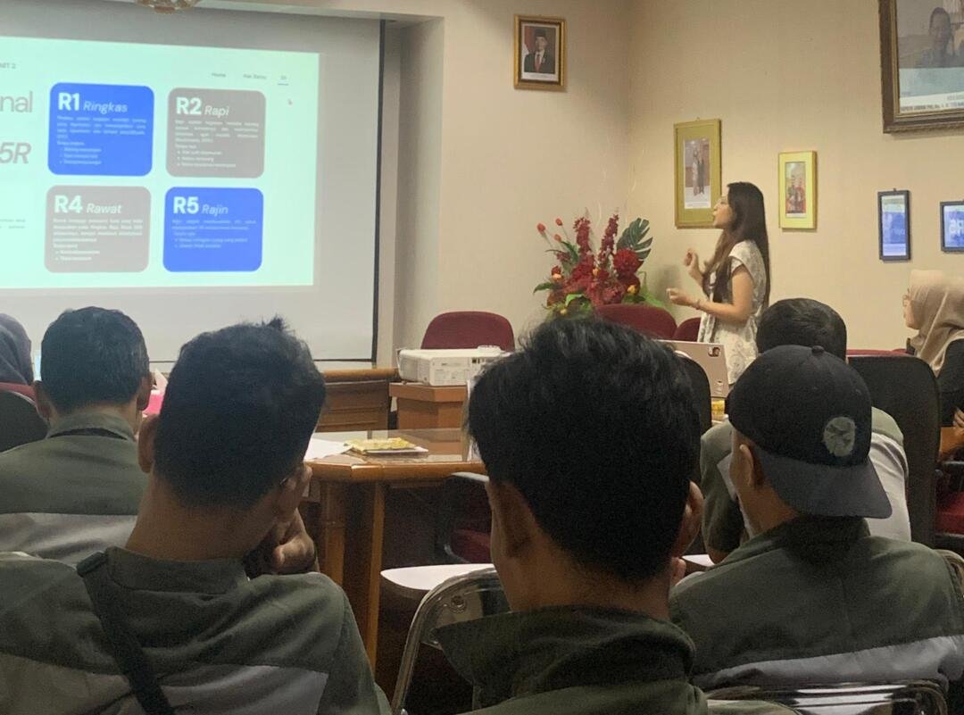 PT Sanbe Farma Unit II Bersama Mahasiswi UPI Perkuat Budaya Kerja dan Mutu Operator Service melalui Pelatihan GMP, GDP, dan 5R 47 Foto dokumentasi pelatihan GDP, GMP, dan 5R di PT Sanbe Farma Unit 2 (Sumber: Dokumentasi Panitia Acara)