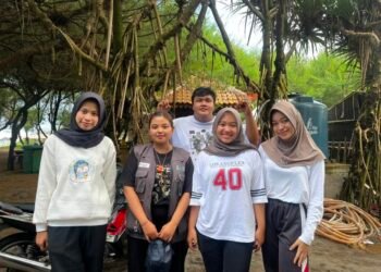 Dokumentasi Mahasiswa Ilmu Komunikasi Kelas E Universitas Negeri Yogyakarta mengikuti kegiatan menanam pandan laut (Sumber : Dokumentasi Pribadi)