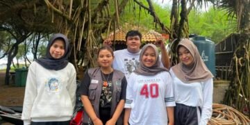 Wujud Kepedulian Lingkungan, Mahasiswa UNY Tanam Pandan Laut Bersama Yayasan Aksi Konservasi Yogyakarta 56 Dokumentasi Mahasiswa Ilmu Komunikasi Kelas E Universitas Negeri Yogyakarta mengikuti kegiatan menanam pandan laut (Sumber : Dokumentasi Pribadi)