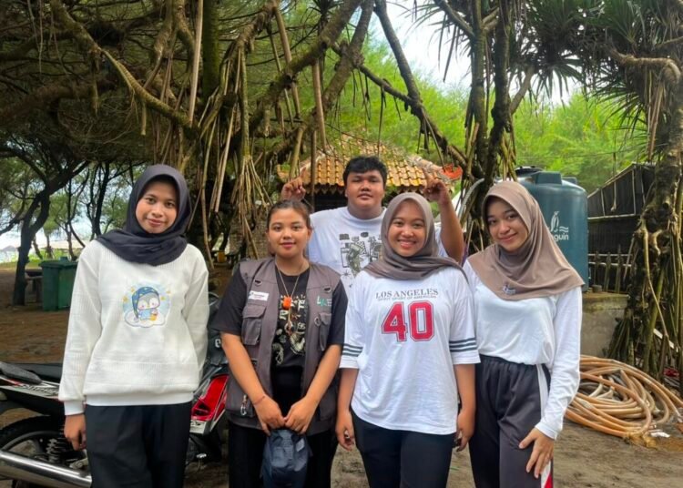 Wujud Kepedulian Lingkungan, Mahasiswa UNY Tanam Pandan Laut Bersama Yayasan Aksi Konservasi Yogyakarta 46 Dokumentasi Mahasiswa Ilmu Komunikasi Kelas E Universitas Negeri Yogyakarta mengikuti kegiatan menanam pandan laut (Sumber : Dokumentasi Pribadi)
