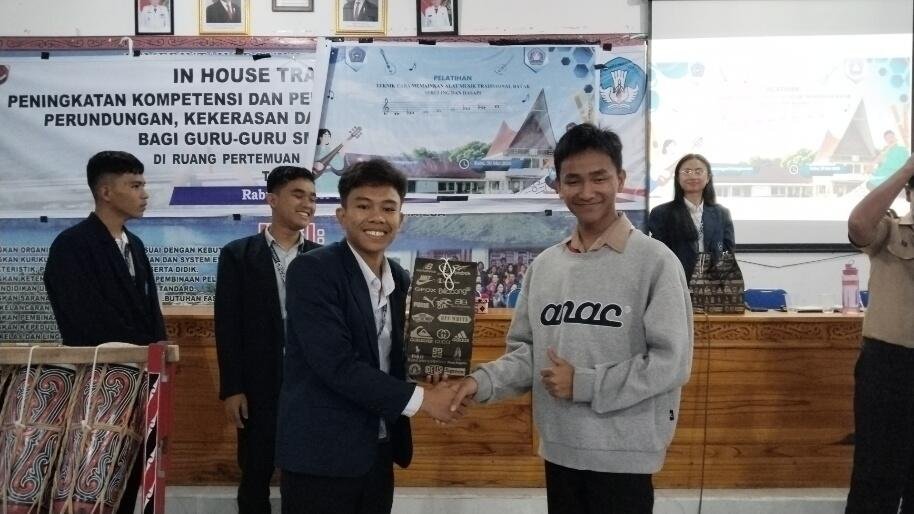 Menolak Punah di Era Digital! Puluhan Pelajar SMAN 1 Pangururan Lestarikan Alunan Seruling dan Hasapi Batak 49 IMG 202605151 090104113