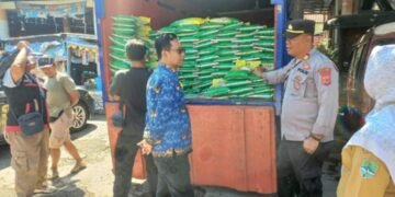 Disperdagin Majalengka Gelar Operasi Pasar Beras Murah 29 Kabid Pasar Taufikurrohman Meninjau Operasi Pasar Beras Murah di Pasar Cigasong, Kabupaten Majalengka