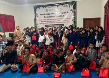 Ubah Sampah Jadi Berkah Ekonomi, Yayasan Kiblat Sukses Gelar Workshop Pemilahan Limbah Kertas Bersama Pemuda Disabilitas Sukoharjo 46 Oplus_131072