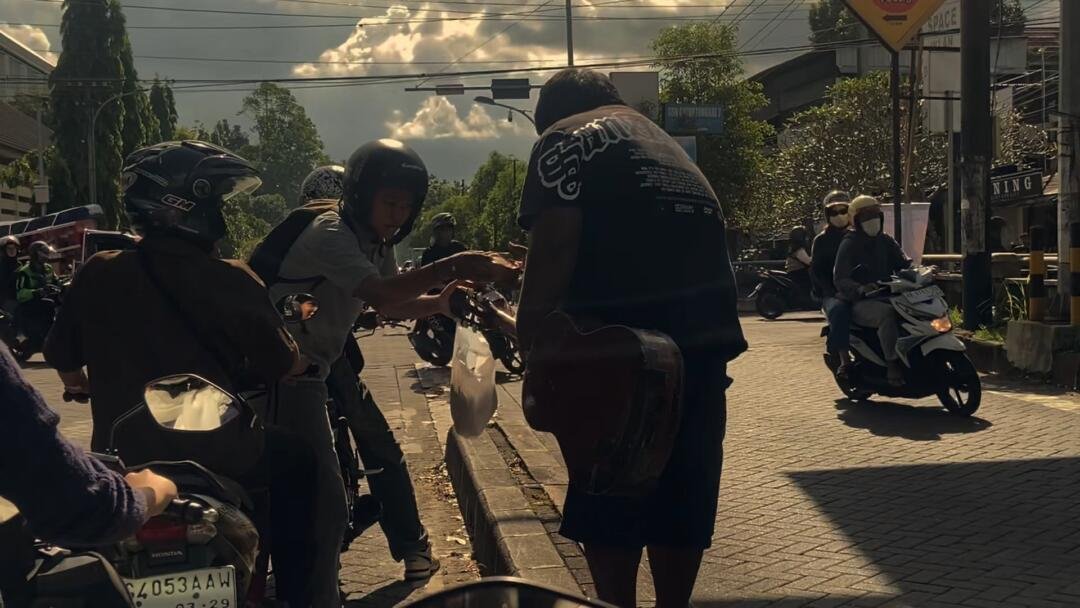 Aksi Jumat Berkah Mahasiswa Pariwisata Universitas Negeri Yogyakarta: Wujud Nyata Pemberantasan Kemiskinan 50 IMG 3412