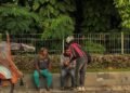 Aksi Jumat Berkah Mahasiswa Pariwisata Universitas Negeri Yogyakarta: Wujud Nyata Pemberantasan Kemiskinan 59 Salah satu mahasiswa memberikan bantuan nasi bungkus kepada masyakat di sekitar kampus UNY