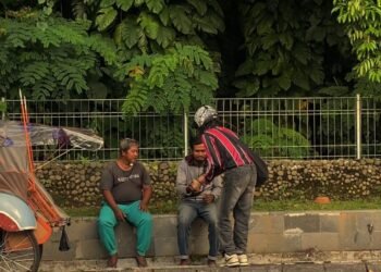 Aksi Jumat Berkah Mahasiswa Pariwisata Universitas Negeri Yogyakarta: Wujud Nyata Pemberantasan Kemiskinan 46 Salah satu mahasiswa memberikan bantuan nasi bungkus kepada masyakat di sekitar kampus UNY