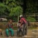 Aksi Jumat Berkah Mahasiswa Pariwisata Universitas Negeri Yogyakarta: Wujud Nyata Pemberantasan Kemiskinan 54 Salah satu mahasiswa memberikan bantuan nasi bungkus kepada masyakat di sekitar kampus UNY
