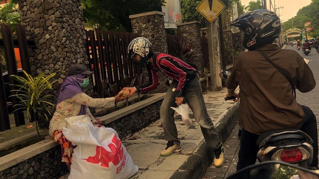 Aksi Jumat Berkah Mahasiswa Pariwisata Universitas Negeri Yogyakarta: Wujud Nyata Pemberantasan Kemiskinan 51 IMG 34123