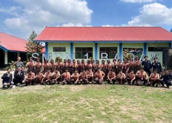 (COVER) Foto bersama siswa SMPN 1 BADAS (Sumber: Dokumentasi Pribadi)