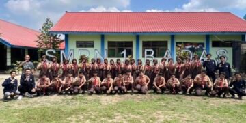 (COVER) Foto bersama siswa SMPN 1 BADAS (Sumber: Dokumentasi Pribadi)