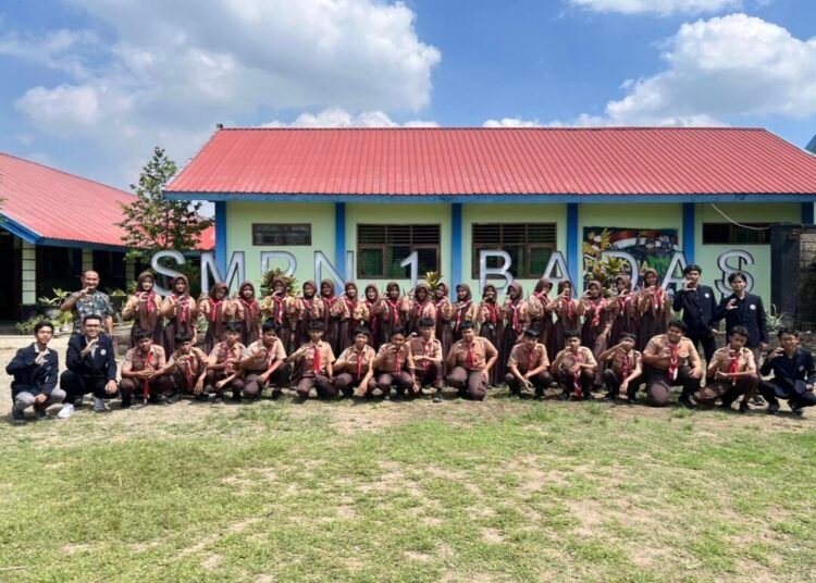 Mahasiswa PTI UM Ciptakan Website “Arah Cita” untuk Bantu Siswa Pilih Jurusan 46 (COVER) Foto bersama siswa SMPN 1 BADAS (Sumber: Dokumentasi Pribadi)