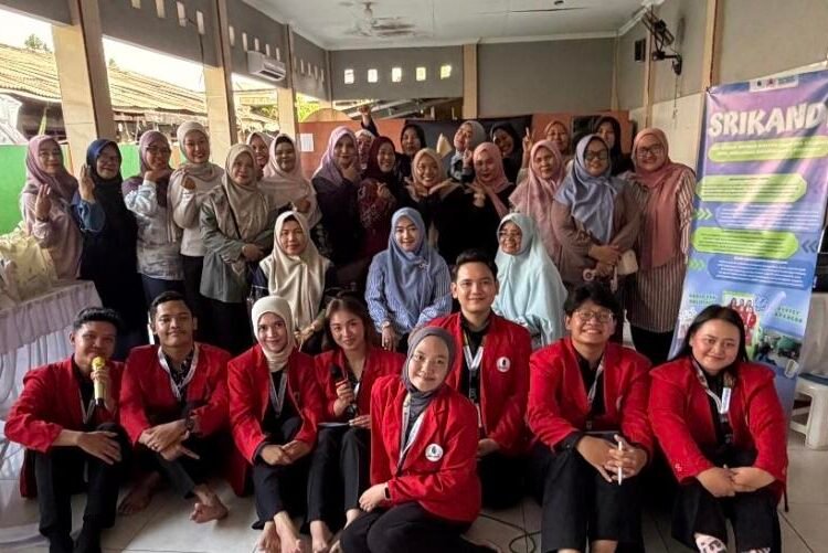 Mahasiswa Fakultas Ilmu Komunikasi Gelar Kuliah Peduli Negeri Edukasi Pencegahan KDRT Lewat Program SRIKANDI di Kalideres 46 Foto bersama mahasiswa prodi Ilmu Komunikasi Mercu Buana pada acara SRIKANDI (Sumber: Dokumentasi Pribadi)