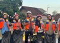 Mahasiswa PADP UNY bersama komunitas Semar Rafting saat kegiatan pembersihan Selokan Mataram, Yogyakarta, 18 April 2026 (Sumber: Dokumentasi Pribadi)