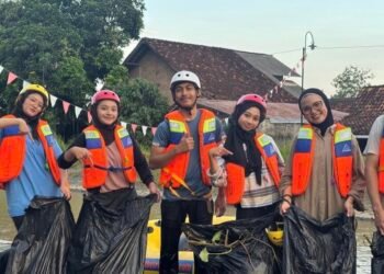 Saat Kepedulian Lingkungan Jadi Aksi Nyata: Mahasiswa PADP UNY Ikuti Bersih Selokan Mataram Bersama Semar Rafting Tanamkan Nilai SDGs 6 tentang Clean Water and Sanitation 46 Mahasiswa PADP UNY bersama komunitas Semar Rafting saat kegiatan pembersihan Selokan Mataram, Yogyakarta, 18 April 2026 (Sumber: Dokumentasi Pribadi)