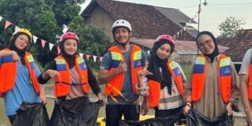Mahasiswa PADP UNY bersama komunitas Semar Rafting saat kegiatan pembersihan Selokan Mataram, Yogyakarta, 18 April 2026 (Sumber: Dokumentasi Pribadi)