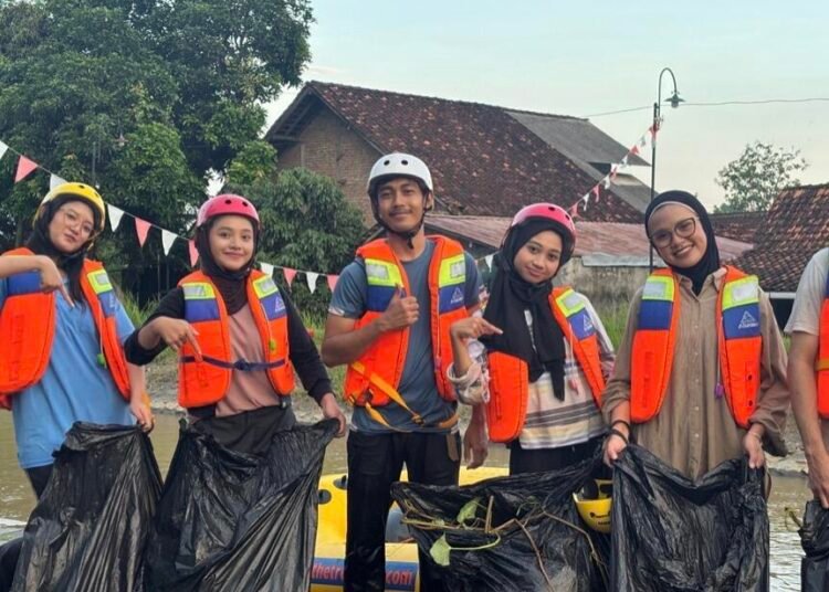 Mahasiswa PADP UNY bersama komunitas Semar Rafting saat kegiatan pembersihan Selokan Mataram, Yogyakarta, 18 April 2026 (Sumber: Dokumentasi Pribadi)