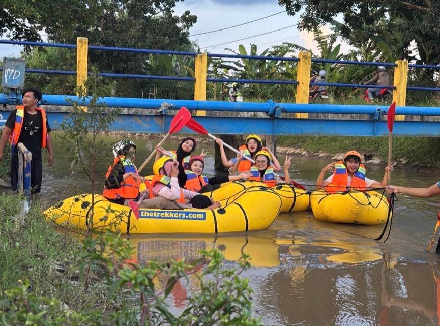 Mahasiswa PADP UNY bersama komunitas Semar Rafting saat kegiatan bersih-bersih Selokan Mataram menggunakan kano (Sumber: Dokumentasi Pribadi)