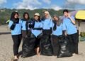 Satu Aksi Kecil Untuk Bumi Yang Lebih Baik, Aksi Bersih Pantai Parangtritis oleh Mahasiswa PGSD UNY dalam Rangka Implementasi SDGs 13, 14, dan 15 49 Mahasiswa PGSD UNY melakukan aksi bersih pantai di Pantai Parangtritis, Bantul (Sumber: Dokumentasi Pribadi)