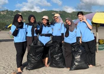Mahasiswa PGSD UNY melakukan aksi bersih pantai di Pantai Parangtritis, Bantul (Sumber: Dokumentasi Pribadi)