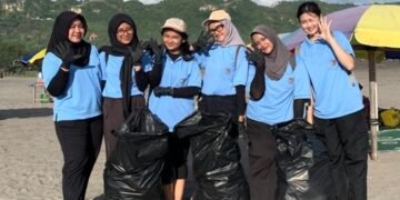 Mahasiswa PGSD UNY melakukan aksi bersih pantai di Pantai Parangtritis, Bantul (Sumber: Dokumentasi Pribadi)