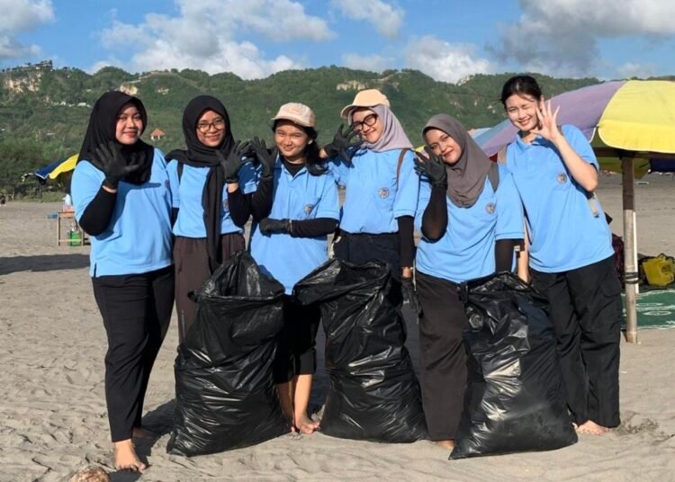 Satu Aksi Kecil Untuk Bumi Yang Lebih Baik, Aksi Bersih Pantai Parangtritis oleh Mahasiswa PGSD UNY dalam Rangka Implementasi SDGs 13, 14, dan 15 46 Mahasiswa PGSD UNY melakukan aksi bersih pantai di Pantai Parangtritis, Bantul (Sumber: Dokumentasi Pribadi)