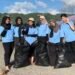 Mahasiswa PGSD UNY melakukan aksi bersih pantai di Pantai Parangtritis, Bantul (Sumber: Dokumentasi Pribadi)