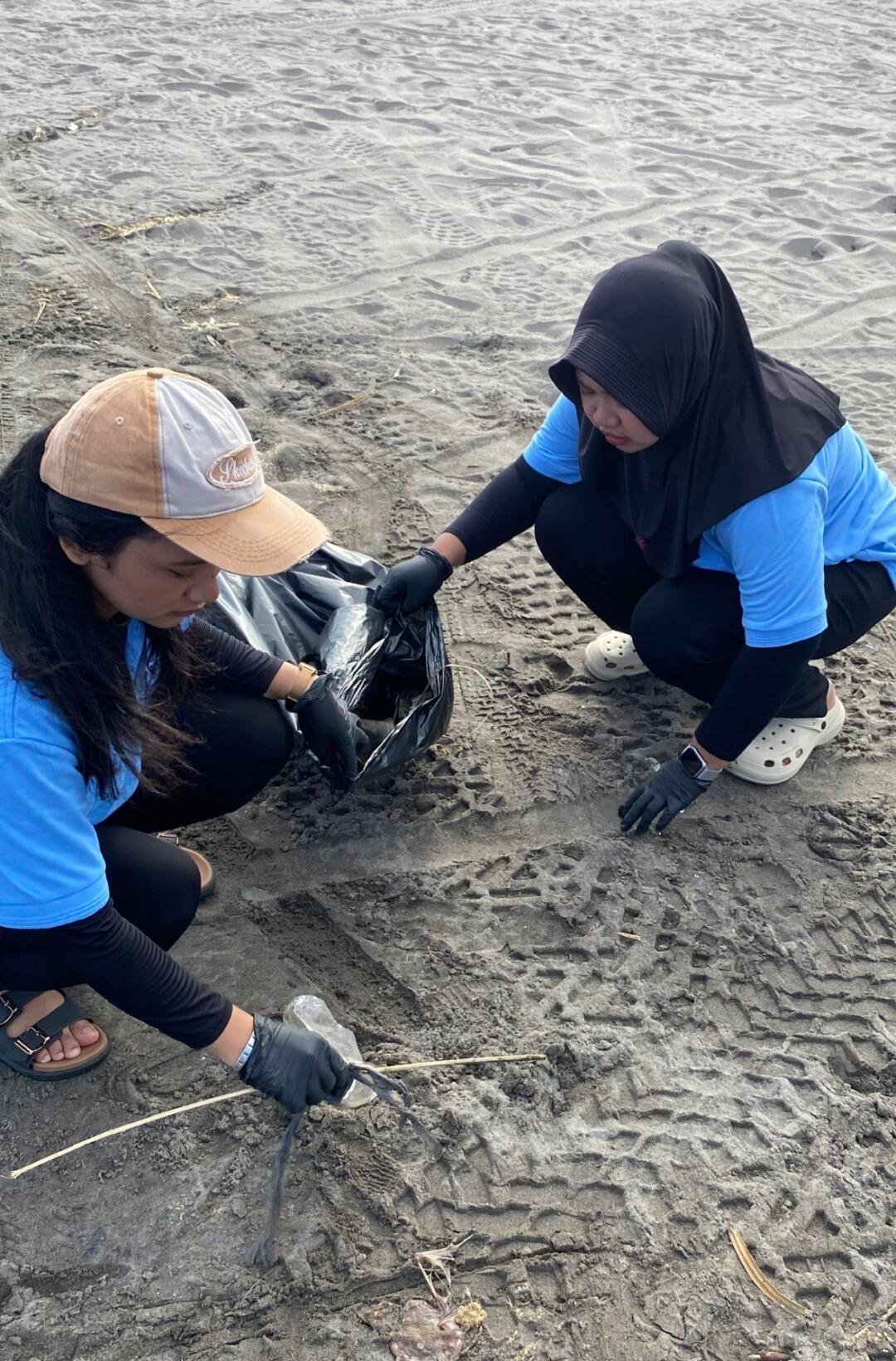 Satu Aksi Kecil Untuk Bumi Yang Lebih Baik, Aksi Bersih Pantai Parangtritis oleh Mahasiswa PGSD UNY dalam Rangka Implementasi SDGs 13, 14, dan 15 47 Mahasiswa PGSD Universitas Negeri Yogyakarta saat sedang membersihkan pantai Parangtritis (Sumber: Dokumentasi Pribadi)