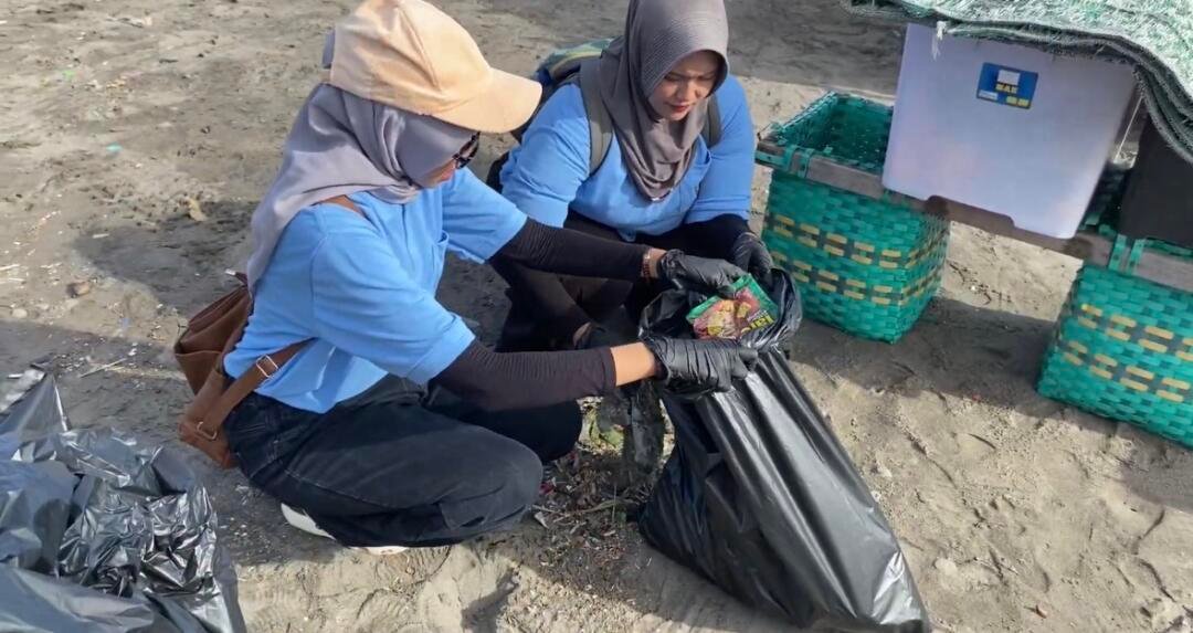 Satu Aksi Kecil Untuk Bumi Yang Lebih Baik, Aksi Bersih Pantai Parangtritis oleh Mahasiswa PGSD UNY dalam Rangka Implementasi SDGs 13, 14, dan 15 48 Mahasiswa PGSD Universitas Negeri Yogyakarta saat sedang membersihkan pantai Parangtritis (Sumber: Dokumentasi Pribadi)